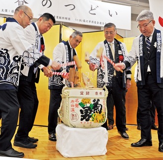 威勢の良い掛け声で鏡開きを行う各代表者ら