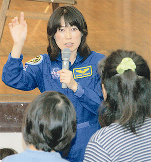 子どもの質問に壇上を降りて答える山崎さん