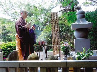 綱成の命日５月６日に建立。植木の龍宝寺で＝玉縄歴史の会提供