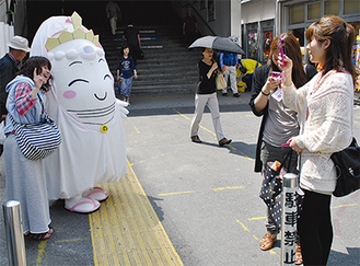 大船駅前でさっそく記念撮影=今月7日