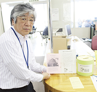 中央図書館２階の募金箱（写真右）。壊された１階の箱は10日に新調された。写真左は古谷館長