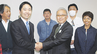 営業時間短縮を受け入れ、握手を交わす松尾市長と増田代表ら