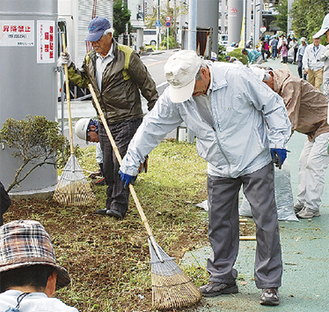 除草やごみ拾いでまちを美化