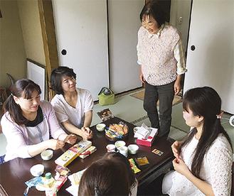 「まなざしカフェ」の様子。奥が長谷川さん