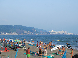 多くの人でにぎわう由比ガ浜海水浴場