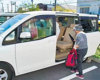 車両に乗り込む利用者＝西友七里ガ浜店前