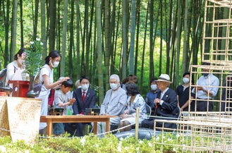 虫供養には養老さん（右）ら１００人以上が参列　＝建長寺