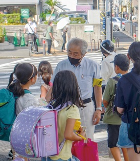 優しい眼差しで子どもたちを見守る神さん