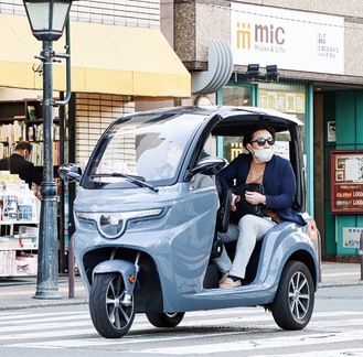 車体にドアはなく、空気感も感じやすい＝11日