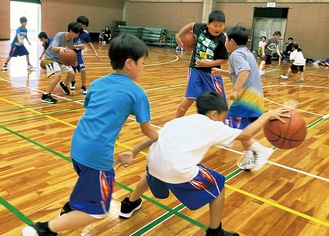 バスケに打ち込む市内の小学生たち＝三菱電機大船体育館