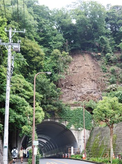 土砂崩れが発生した新佐助隧道上（10日午後１時撮影）