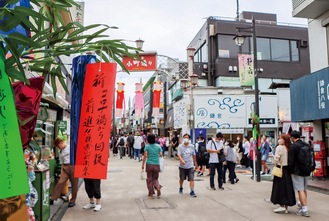 願いごとをつづった短冊が飾られる小町通り＝23日