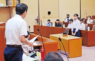 小中学生が質疑に挑戦・左は松尾市長＝市議会本会議場