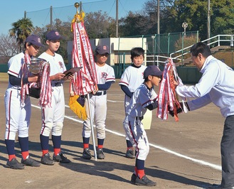 優勝した鎌倉青空ベアーズの選手ら。最優秀選手には同チームの高梨大地選手が選ばれた