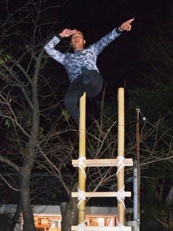 練習に励むロンさん＝４日・小動神社境内