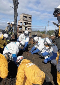 輪島市朝市通りで活動する隊員たち（市提供）