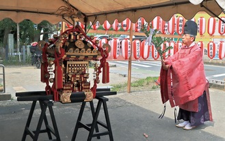 ５年ぶりに屋外に出された子ども神輿＝６日・八坂大神