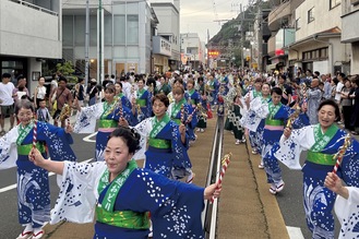 ｢オレッ！｣踊りに歓声