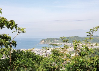 衣張山から見た稲村ケ崎