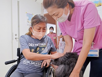 犬との対面で会場に笑顔があふれる