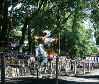 16日に行われる流鏑馬神事（鶴岡八幡宮提供）