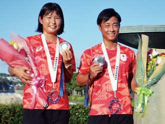 銀メダルを披露する吉岡選手（左）と岡田選手