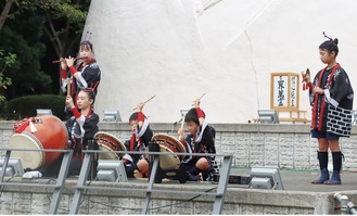 小学生から大学生のメンバーで優勝した「紅花通い」＝21日・大船観音寺