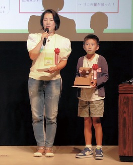 受賞の喜びを語る勝部さん親子＝５日・きらら鎌倉