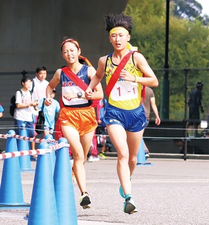 先頭争いをする田村さん（左）＝10月27日・横浜市