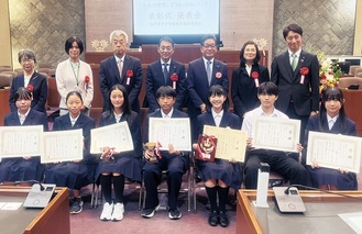 入賞した生徒たち＝４日・市議会本会議場