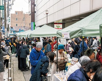 ３月の駅前朝市の様子（主催者提供）