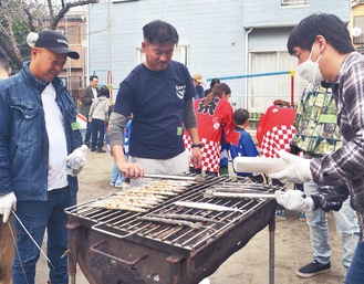 タイミングを見極め、サンマを裏返す射場さん（中央）