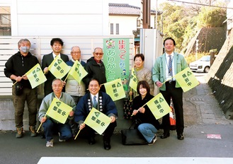 横断歩道前方に掲示した一時停止を促す看板。横断旗も配置