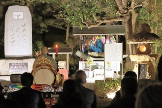 大船観音寺で行われた平和祈願式典。右奥が「原爆の火の塔」