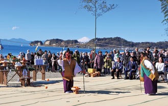 海の安全と豊漁を願って行われた「汐神楽」＝11日・材木座海岸