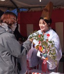 福笹を手渡す福娘＝10日・本覚寺