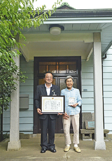 主屋玄関に並ぶ藤間克子さん（右）と服部市長