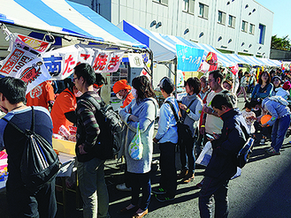 模擬店も多数出店