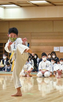 鍛錬を積んだ型を披露する選手