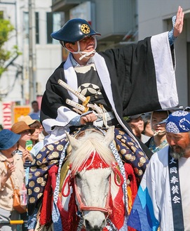 2019年に行われた同祭の越前行列で大岡越前役として騎乗した佐藤光市長