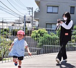 ポスター写真を撮影する学生