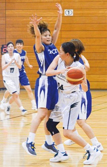 寄せの早いディフェンスで流れをつくった＝24日・三井住友海上戦