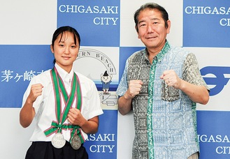 準優勝のメダルをかけた林さん(左)と佐藤市長