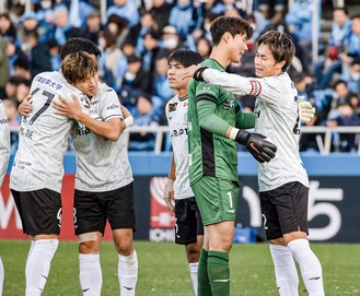 残留を決めた横浜ＦＣ戦で勝利を喜ぶ選手ら