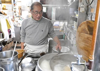 店内を慌ただしく飛び回る戸井田組合長