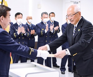 森田消防長から賞状を受け取る中川さん(右)