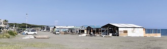 建設が進むサザンビーチの海の家＝６月14日