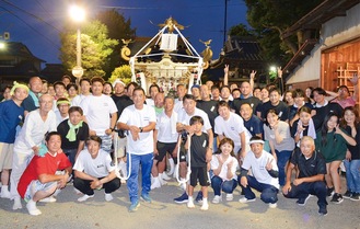 練習会に集まった中島の担ぎ手たち＝15日、日枝神社