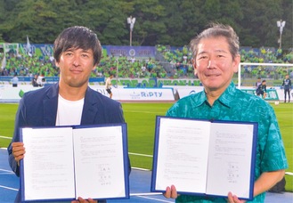 協定を結んだ坂本紘司代表取締役社長（左）と佐藤光市長