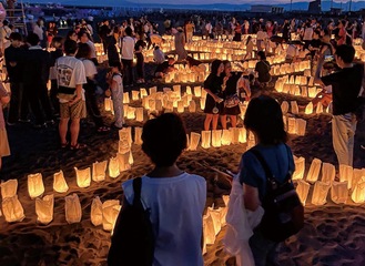 (右)浜辺のキャンドルトワイライトの過去の様子＝実行委員会提供写真